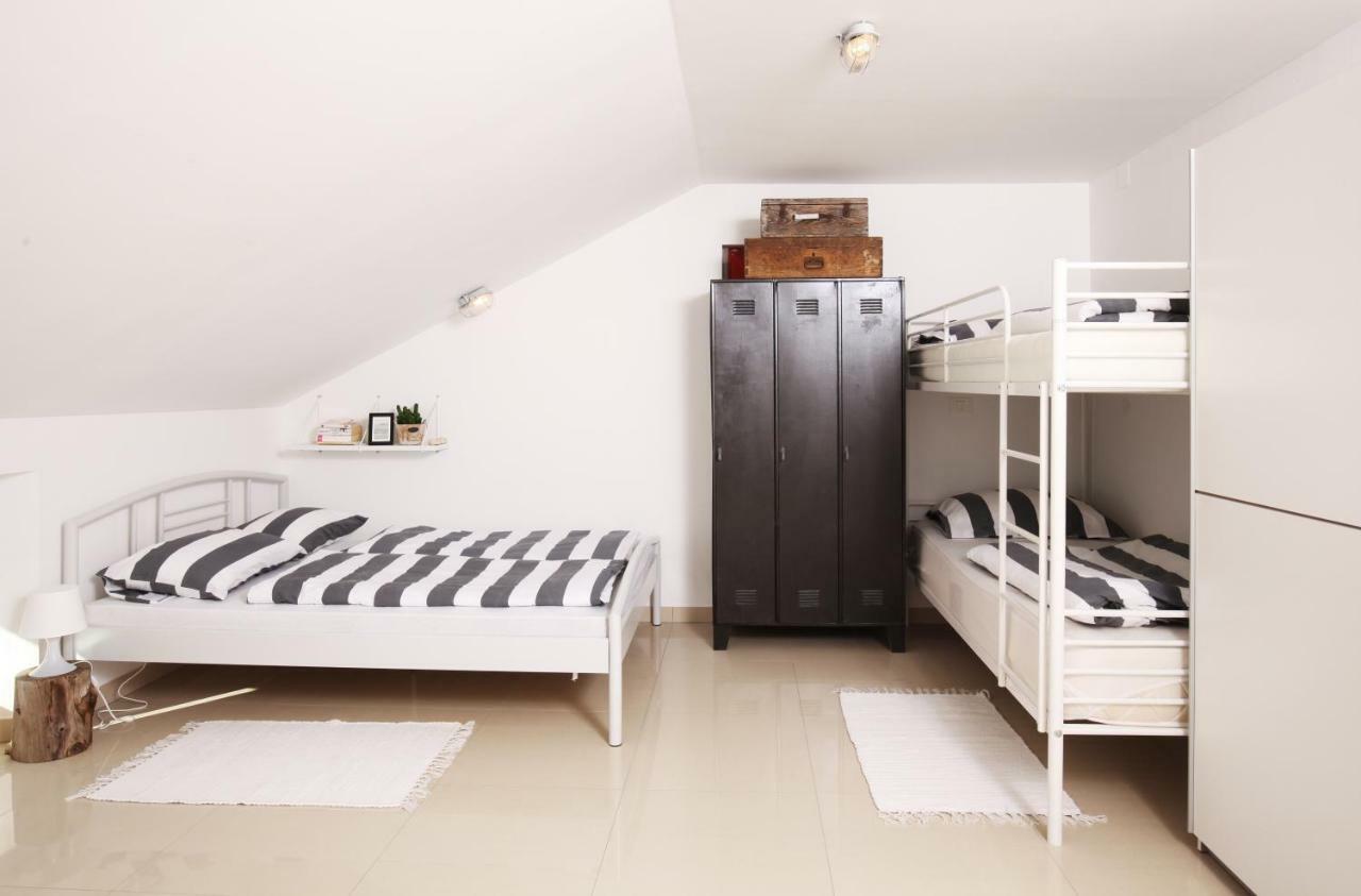 Eagle'S Nest Hostel Postojna Kültér fotó